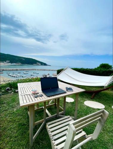 Сад, Casetta direttamente sul mare in Пешичі