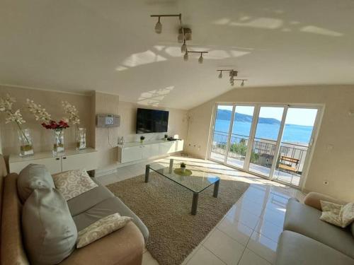 ห้องส่วนกลางสำหรับนั่งเล่น/ดูทีวี, Appartment with view in Montenegro in เซเลนิกา