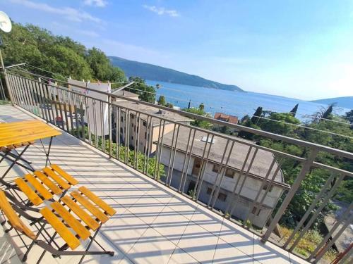 ระเบียง/ชานเรือน, Appartment with view in Montenegro in เซเลนิกา