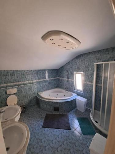 ห้องน้ำ, Appartment with view in Montenegro in เซเลนิกา
