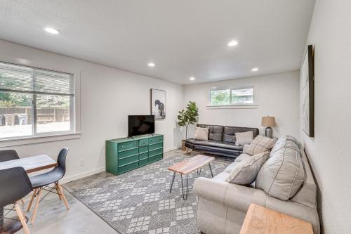 Welcoming Grants Pass Retreat - Walk to Park! Welcoming Grants Pass Retreat - Walk to Park!