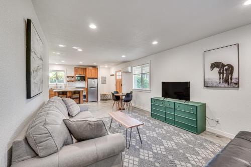 Welcoming Grants Pass Retreat - Walk to Park! Welcoming Grants Pass Retreat - Walk to Park!