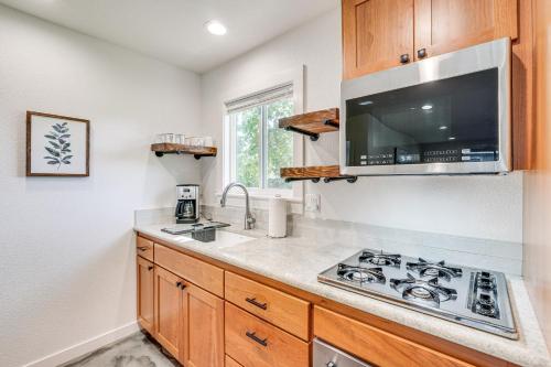 Welcoming Grants Pass Retreat - Walk to Park! Welcoming Grants Pass Retreat - Walk to Park!