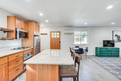 Welcoming Grants Pass Retreat - Walk to Park! Welcoming Grants Pass Retreat - Walk to Park!