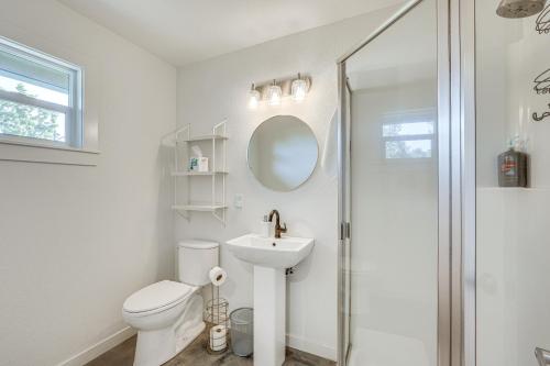 Welcoming Grants Pass Retreat - Walk to Park! Welcoming Grants Pass Retreat - Walk to Park!