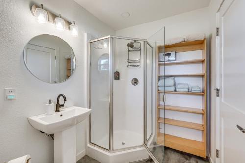 Welcoming Grants Pass Retreat - Walk to Park! Welcoming Grants Pass Retreat - Walk to Park!