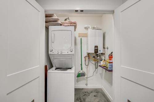 Welcoming Grants Pass Retreat - Walk to Park! Welcoming Grants Pass Retreat - Walk to Park!