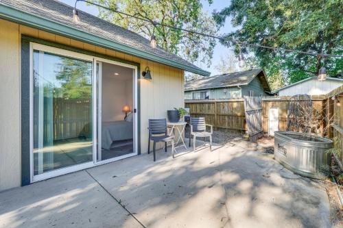 Welcoming Grants Pass Retreat - Walk to Park! Welcoming Grants Pass Retreat - Walk to Park!