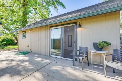 Welcoming Grants Pass Retreat - Walk to Park! Welcoming Grants Pass Retreat - Walk to Park!