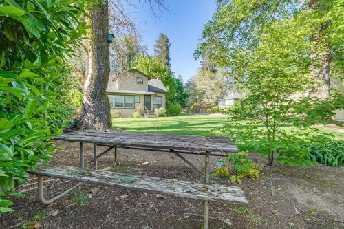 Welcoming Grants Pass Retreat - Walk to Park! Welcoming Grants Pass Retreat - Walk to Park!