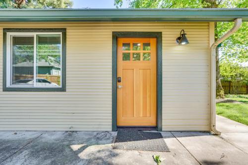 Welcoming Grants Pass Retreat - Walk to Park! Welcoming Grants Pass Retreat - Walk to Park!