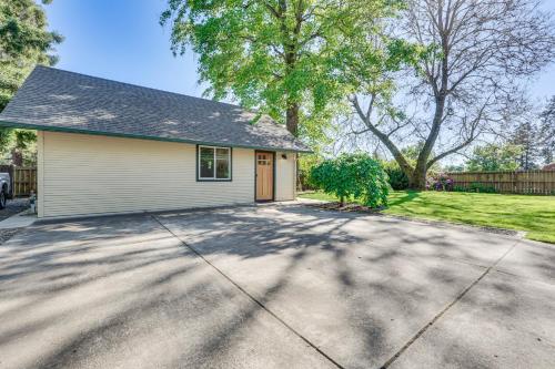 Welcoming Grants Pass Retreat - Walk to Park! Welcoming Grants Pass Retreat - Walk to Park!