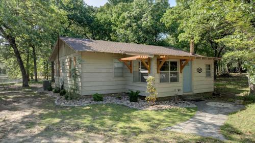 Owl Hoot Lake Retreat- Dock, beach & wooded haven! in Texanna, USA