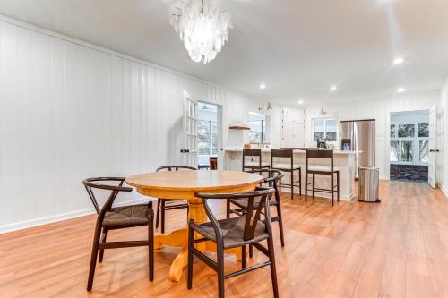 Palmetto Cottage with Fire Pit, Game Table and More! in Fairburn, USA