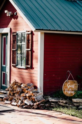 Charming Cabin with Hot Tub & Fire Pit - image 12