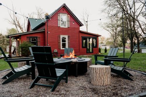 Charming Cabin with Hot Tub & Fire Pit - Pepin
