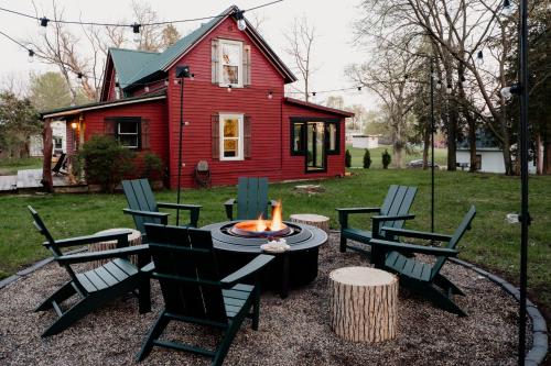 Charming Cabin with Hot Tub & Fire Pit - image 8