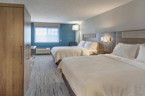 2 queen beds