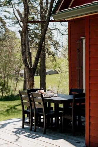 Charming Cabin with Hot Tub & Fire Pit - image 9
