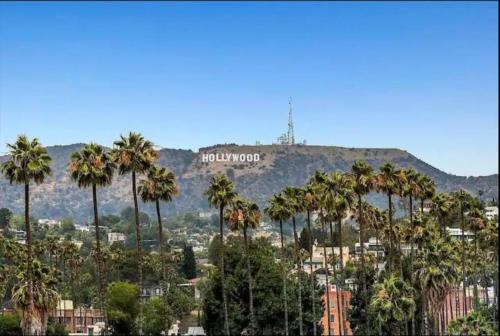 Hollywood Sleep 7 Panoramic View Two Bedroom with Rooftop in Los Angeles, USA
