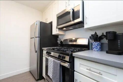 Hollywood Sleep 7 Panoramic View Two Bedroom with Rooftop in Los Angeles, USA