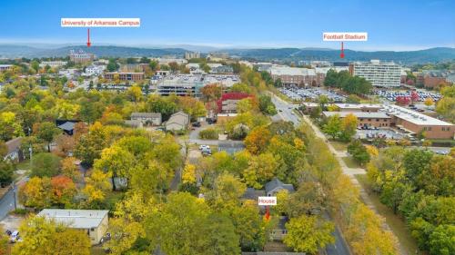 Little Red-Easy 1 2 Mi walk to UofA Campus in Fayetteville, USA