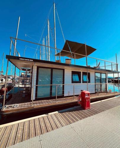 ALMALO Floating House - Casa Galleggiante