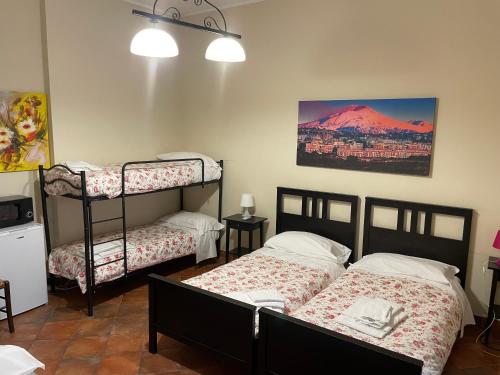 3 twin beds, 2 bunk beds