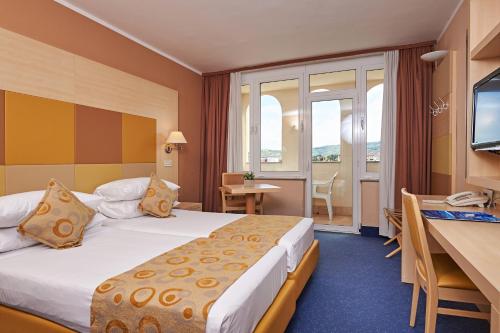 2 twin beds