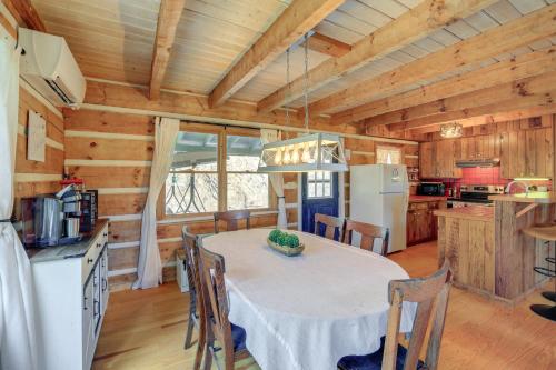 Ashe County Log Cabin Mountain-View Deck, Sauna in Creston, USA