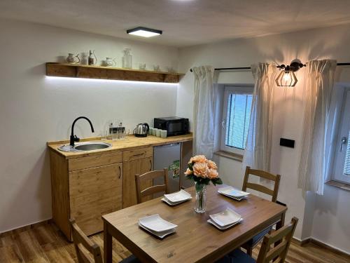 2 bedrooms, 5 beds