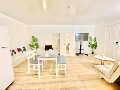 Studio Modern Black and White in Rosemead, USA