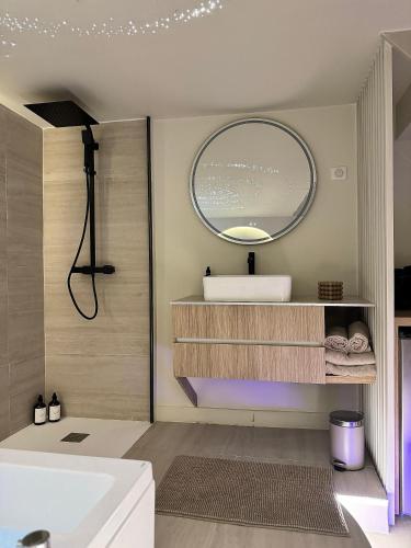 Душ, SPA PRIVATIF - LOVE ROOM LUXE - PROCHE DISNEY in Фонтане-Тресиньи