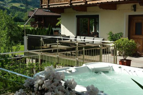 Apart Moidl mit privatem Pool - Apartment - Hart im Zillertal