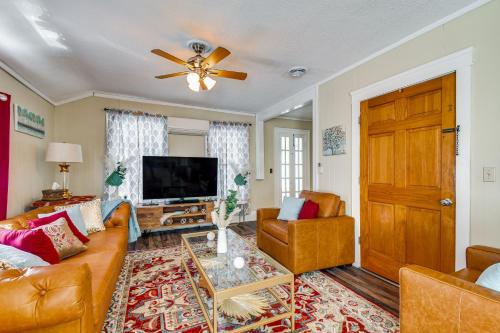 Oswego Apartment, Walk to Lake Ontario and Parks! in Oswego