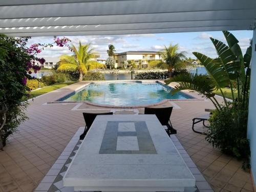 Beautiful 3 Bed 3 & a half Bath Home with Pool & Dock Slip -Preços ...