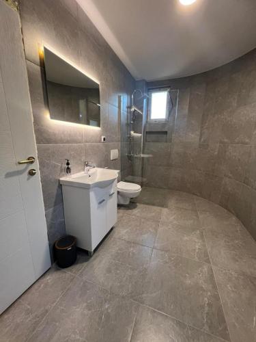 One-Bedroom Apartment image 8