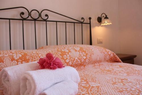 1 queen bed, 2 twin beds