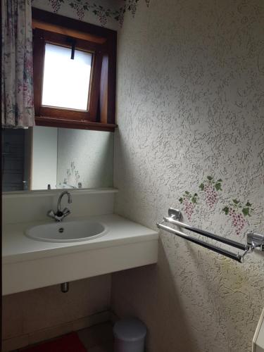 Fürdőszoba, Chambre privée au coeur de la Gaume, calme et détente (Chambre privee au coeur de la Gaume, calme et detente) in Latour