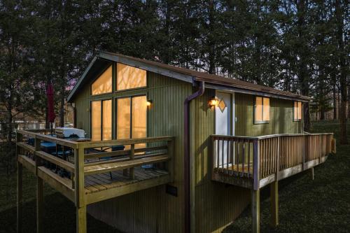 Cabin w Hot Tub, Indoor Pool / Gym Access, & WiFi in Hedgesville, USA