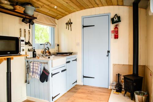 Cosy Shepherd's Hut with Hot Tub in Houpbodlera