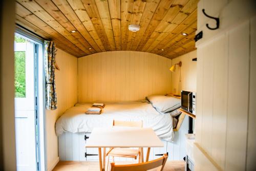 Cosy Shepherd's Hut with Hot Tub in Houpbodlera