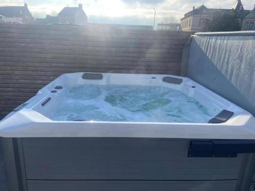 Spa, Jolie maison avec piscine et Spa in La Guerche-de-Bretagne