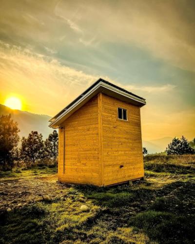 . Lakeside Castlegar Cabins