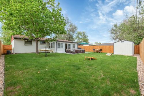 Backyard BBQ Retreat: Central 3bd - Prime Location in Arvada, USA