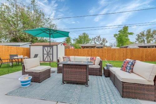 Backyard BBQ Retreat: Central 3bd - Prime Location in Arvada, USA