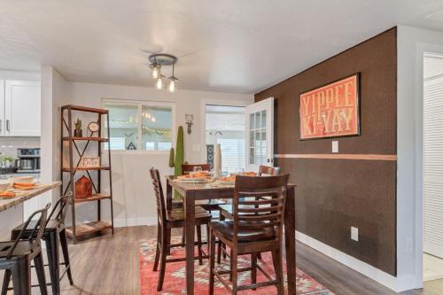 Backyard BBQ Retreat: Central 3bd - Prime Location in Arvada, USA