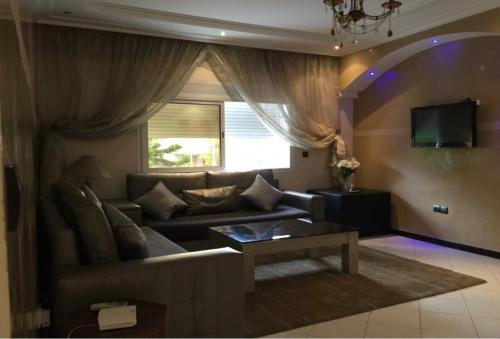 Agadir Charm in Perfect Spot - City Buzz & Sea Breeze - Respectful Stays ONLY! in 리아드 에살람