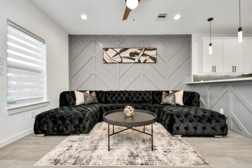 Grand Luxe Retreat - Sleeps 8 - Free Parking - Med Center & Downtown in Houston, USA
