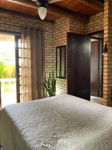 Quarto com banheiro privativo em Chalé Aconchegante. (Quarto com banheiro privativo em Chale Aconchegante.) in Bombinhas